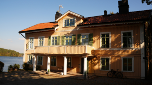 Huset från parkeringen